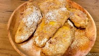 Paling enak minum kopi ditemani Pisang Goreng (Rp 15 ribu). Dibuat dari pisang tanduk yang manis asam.