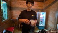 Mikael Teguhjaya yang menyajikan kopi di Rumah Tjempaka tak segan melayani pengunjung langsung.