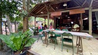 Pemilik Rumah Tjempaka, Marrysa Tunjung Sari dan Peny Pujiati menghadirkan suasana tradisional. Nuansanya klasik, asri, dan adem!