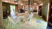 Rumah Tjempaka menambah deretan kedai kopi unik di Depok. Berlokasi di Jl. Mandor Samin, Cilodong, di sini suasananya seperti di kampung Jawa.