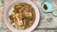Salah satu menu andalannya, Coto Makassar plus Buras(Rp 50 ribu) di sini. Tampilannya menggiurkan dengan kuah kental dan pekat.