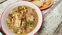 Menu tradisional Indonesia tersaji di sini. Dibuat oleh ibu Sulastri yang merupakan ibunda Marrysa Tunjung Sari. Dirinya juga pengusaha katering.