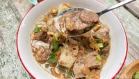 Isian daging dalam Coto Makassar berlimpah. Teksturnya super empuk dan benar-benar full daging serta minim lemak.  