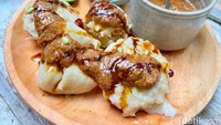 Tiap gigitan siomay gurih nikmat karena pemakaian ikan tenggiri yang jauh lebih banyak dibanding tepungnya. Enak dicocol sambal kacang!