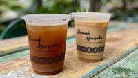 Es Kopi Susu Rumahan (Rp 25 ribu) dan Es Gula Jawa (Rp 22 ribu) bisa dipesan di sini. Dua-duanya menyegarkan!