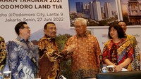 Pada tahun 2021 APLN berhasil mencatatkan penjualan dan pendapatan usaha sebesar Rp4,26 triliun pada tahun 2021. Perseroan juga mencatatkan perolehan laba kotor sebesar Rp1,43 triliun dengan margin laba kotor 33,6%. Penjualan properti yang tumbuh positif menjadi sumber utama pendapatan Perseroan di tahun lalu. Sementara bisnis perhotelan dan pusat perbelanjaan mulai bangkit ditengah tantangan pandemi Covid-19 yang berlangsung sepanjang tahun.