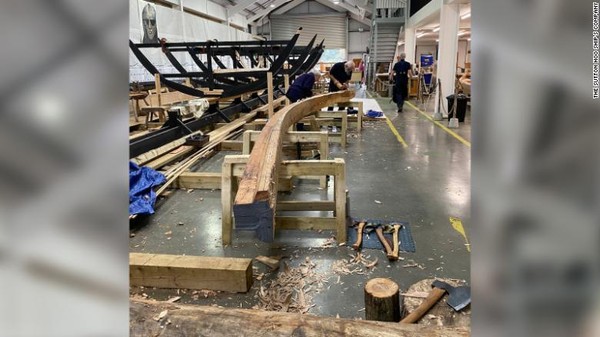 Tugas mereka merekonstruksi kapal seakurat mungkin dengan teknik dari Anglo-Saxon, seperti menggunakan kapak untuk membentuk kayu.  (The Sutton Hoo Ship Company)