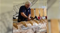 Para arkeolog ingin membuat kapal hantu dari abad ketujuh, Anglo Saxon. Prosesnya melibatkan 70 sukarelawan dengan yang tertua berusia 90 tahun. (The Sutton Hoo Ship Company)