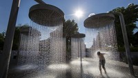 Mengutip AP, gelombang panas yang menerjang wilayah Lithuania membuat suhu di negara itu meningkat hingga mencapai 32 derajat Celsius. 