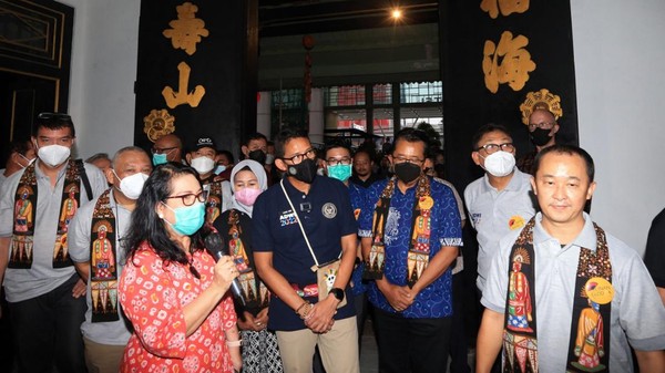Menteri Pariwisata dan Ekonomi Kreatif/Kepala Badan Pariwisata dan Ekonomi Kreatif Sandiaga Salahuddin Uno mengunjungi Desa Wisata Pecinan Glodok, Jakarta Barat, Minggu, (26/6/2022) sore.