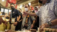 Pada kesempatan yang sama, Menparekraf membuka acara Festival Pecinan Glodok yang menampilkan berbagai atraksi dan pertunjukan seperti Silat, Barongsai, Kungfu, Tarian Betawi, Teknik Pembuatan Jamu, dan lain-lain.