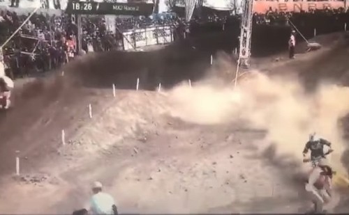 Screenshot Marshal tertabrak crosser di MXGP Samota.