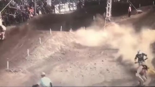 Screenshot Marshal tertabrak crosser di MXGP Samota.