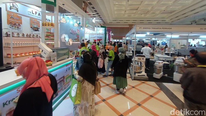 Sejumlah pengunjung di Bandung West Java Food dan Beverage Expo yang digelar pada 27 Juni hingga 30 Juni 2022