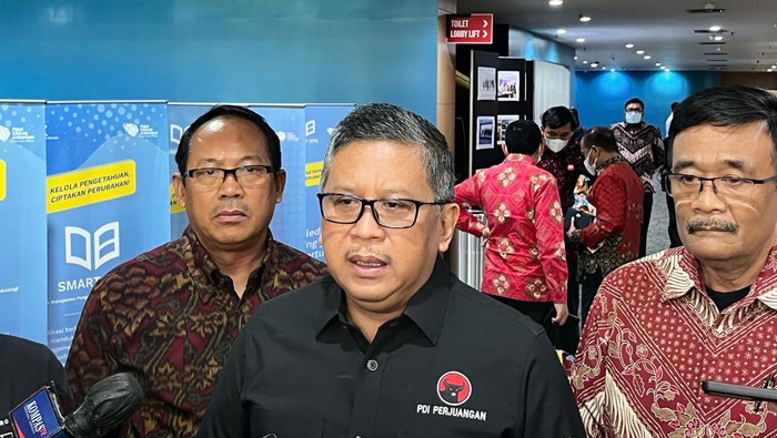 Sekjen PDIP Hasto Kristiyanto (tengah)/(Hanafi-detikcom)