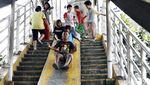 Senyum Ceria Anak-anak Main Perosotan di JPO