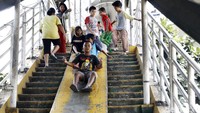 Mereka bermain perosotan saat JPO itu sepi dari aktivitas penyeberang jalan.