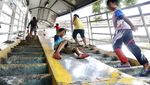 Senyum Ceria Anak-anak Main Perosotan di JPO