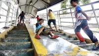Minimnya lahan bermain membuat mereka memanfaatkan JPO itu sebagai area bermain.