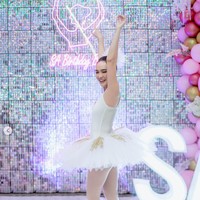 Shandy Aulia tampil mengenakan kostum ballerina berwarna putih dengan aksen keemasan. Seperti layaknya seorang ballerina, Shandy pun mengenakan stocking dan sepatu khusus ballet. Foto: Instagram/@shandyaulia