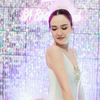 Penampilan Shandy dilengkapi dengan hiasan kepala di rambutnya yang sudah dicepol rapih ke belakang. Sebuah kalung berwarna silver pun tampak melingkar di leher Shandy Aulia. Foto: Instagram/@shandyaulia