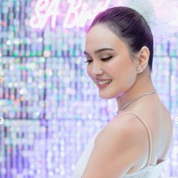 Penampilan Shandy itu kian menawan dengan pulasan makeup natural di wajahnya. Tak sedikit netizen yang memuji penampilan Shandy dan menyebutnya terlihat cantik. Foto: Instagram/@shandyaulia
