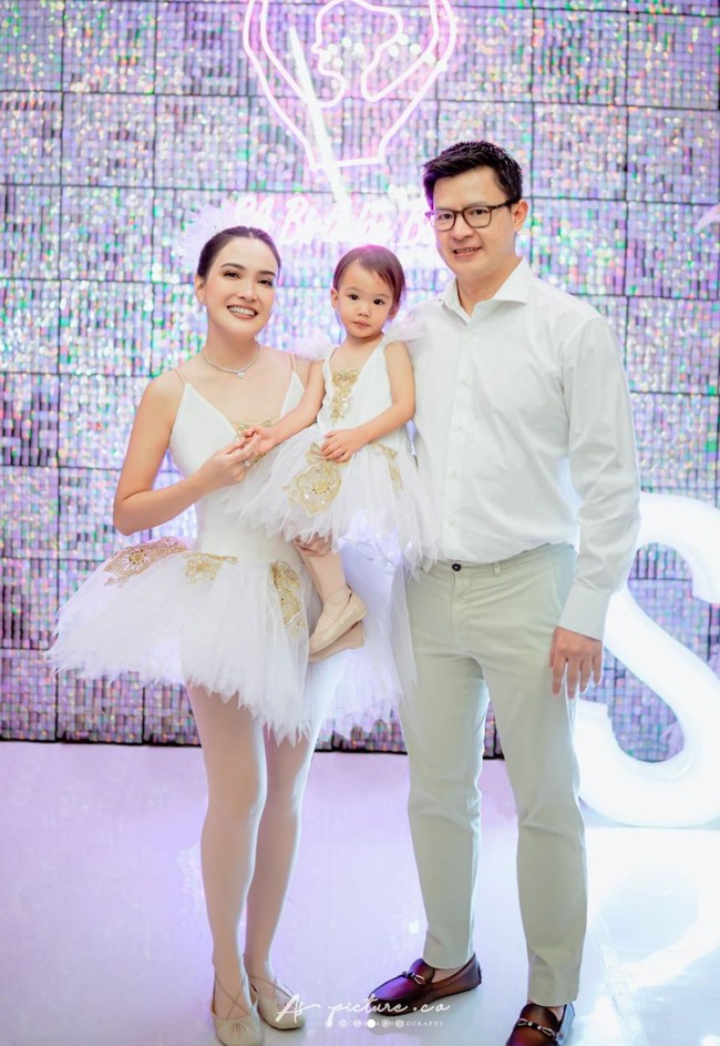 Suami dan sang anak juga tampak menemani Shandy di acara pesta ulang tahunnya itu. Ketiganya terlihat kompak mengenakan busana berwarna putih. Sang anak tampil mengenakan busana ballerina yang mirip dengan yang dikenakan oleh Shandy. Foto: Instagram/@shandyaulia