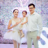 Suami dan sang anak juga tampak menemani Shandy di acara pesta ulang tahunnya itu. Ketiganya terlihat kompak mengenakan busana berwarna putih. Sang anak tampil mengenakan busana ballerina yang mirip dengan yang dikenakan oleh Shandy. Foto: Instagram/@shandyaulia