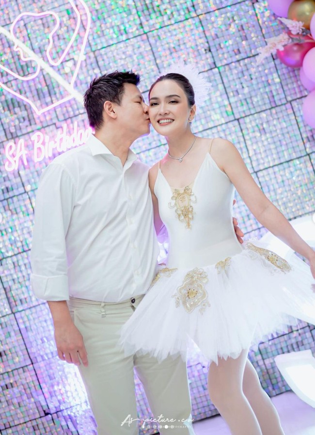 Shandy Aulia dan suaminya, David Herbowo juga tampak berpose romantis. Dengan penuh cinta, David mencium pipi istrinya yang kala itu tengah berulang tahun. Foto: Instagram/@shandyaulia