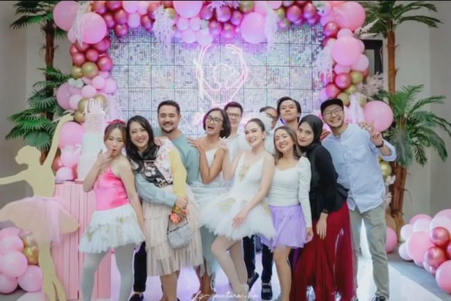 Pesta ulang tahun Shandy Aulia yang ke-35 itu tampak ramai dihadiri oleh para tamu undangan. Foto-foto kemeriahan pesta ulang tahunnya pun tampak dibagikan Shandy ke akun Instagram pribadinya. Foto: Instagram/@shandyaulia