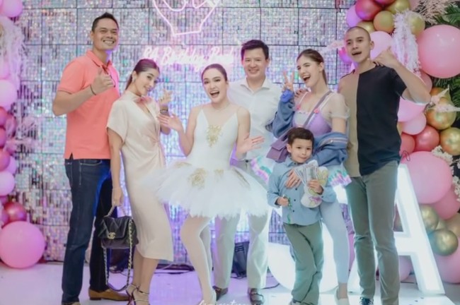 Beberapa rekan sesama artis juga terlihat menghadiri pesta ulang tahun Shandy Aulia. Ekspresi bahagia pun tampak jelas menghiasi wajah Shandy Aulia. Foto: Instagram/@shandyaulia