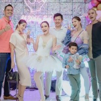 Beberapa rekan sesama artis juga terlihat menghadiri pesta ulang tahun Shandy Aulia. Ekspresi bahagia pun tampak jelas menghiasi wajah Shandy Aulia. Foto: Instagram/@shandyaulia