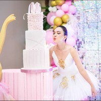 Tepat pada 23 Juni 2022 Shandy Aulia baru saja merayakan ulang tahunnya yang ke-35. Di pesta ulang tahunnya kali ini Shandy Aulia memilih tema ballerina. Ia pun tampil bak remaja dengan mengenakan kostum ballerina. Foto: Instagram/@shandyaulia