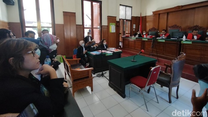 Sidang penipuan dengan korban seorang dosen Unair