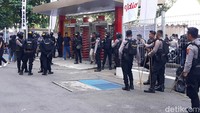 Polisi tampak berjaga di kompleks Stadion Manahan, Solo. Foto: Bayu Ardi Isnanto/detikJateng