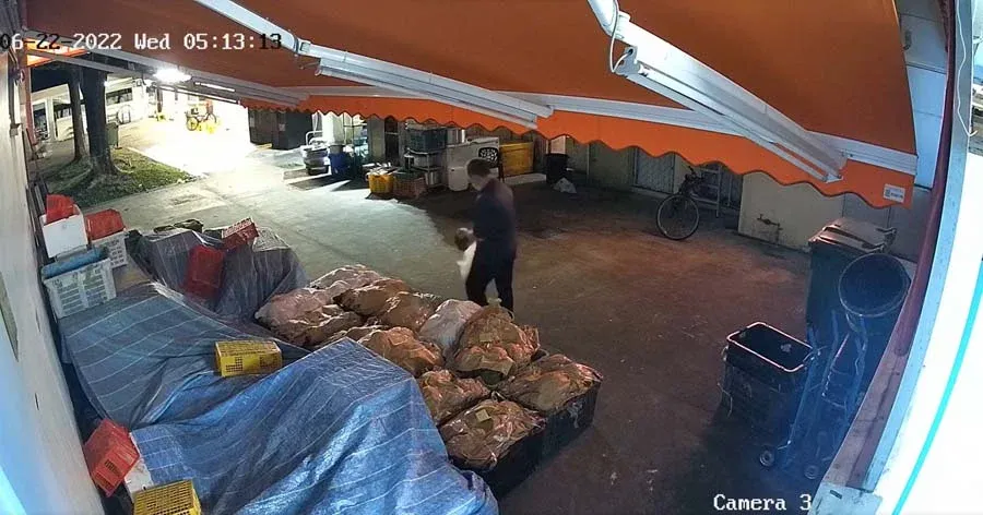 Super Baik! Tukang Durian Malah Lakukan Ini Saat Pergoki Pencuri