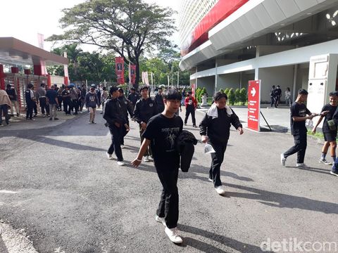 Suporter PSS Sleman di Stadion Manahan, Solo, Senin (27/6/2022).