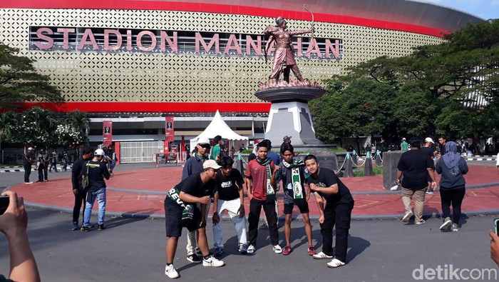 Suporter PSS Sleman di Stadion Manahan, Solo, Senin (27/6/2022).