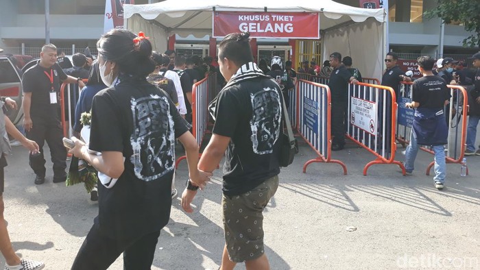 Suporter PSS Sleman di Stadion Manahan, Solo, Senin (27/6/2022).