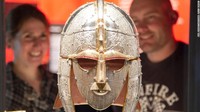 Replika helm yang berada di dalam ruang pemakaman kapal (National Trust Images/CNN)