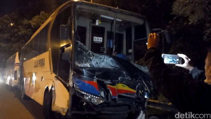 Tabrakan Beruntun di Tol Cipularang, Minggu (26/6/2022).