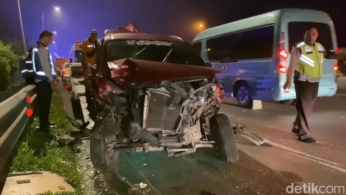 Tabrakan Beruntun di Tol Cipularang Tabrakan Beruntun di Tol Cipularang, Minggu (26/6/2022).