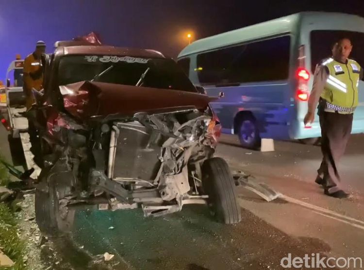 Ngeri! Kendaraan Ringsek Akibat Tabrakan Beruntun di Cipularang