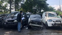 Beginilah potret bangkai-bangkai kendaraan yang terlibat kecelakaan beruntun di Tol Cipularang dan telah dievakuasi petugas ke pul derek di sekitar gerbang Tol Jatiluhur, Purwakarta.