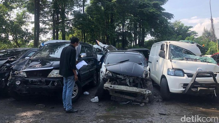 Tabrakan beruntun di Tol Cipularang.