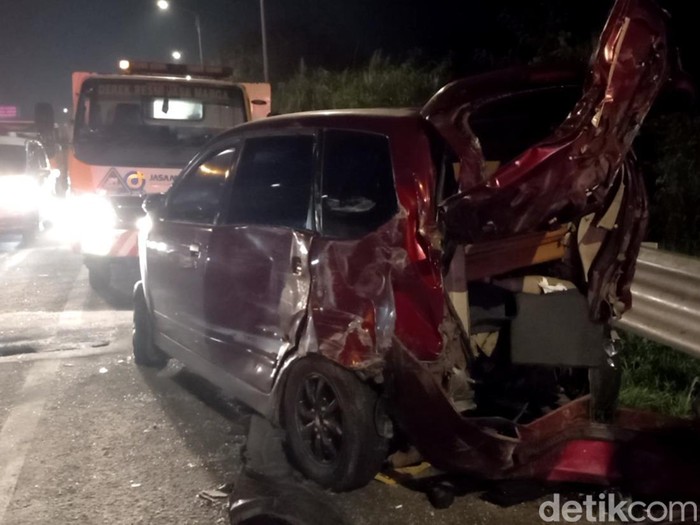 Tabrakan Beruntun di Tol Cipularang, Minggu (26/6/2022).