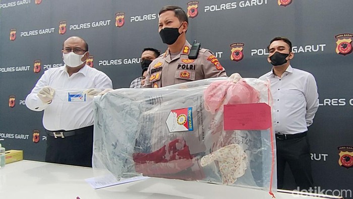 Asep (42) ditangkap polisi karena memperkosa anak kandungnya yang masih di bawah umur. Aksi keji itu dilakukan Asep sejak Januari 2022 lalu.