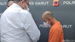 Tampang Ayah Pemerkosa Anak Kandung di Garut Berbaju Tahanan