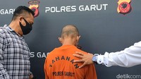 Kapolres Garut AKBP Wirdhanto mengatakan usai menerima laporan dari keluarga, pihaknya kemudian turun tangan dan menangkap Asep.
