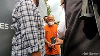Kini Asep harus mempertanggungjawabkan perbuatannya. Tersangka saat ini dibui di sel tahanan Mako Polres Garut, Jalan Sudirman, Kecamatan Karangpawitan.